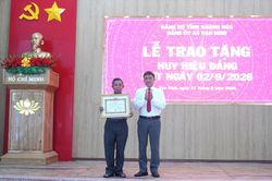 Đảng ủy xã Vạn Ninh trao tặng Huy hiệu Đảng cho 63 đảng viên