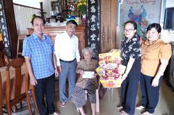 Lãnh đạo xã Vạn Ninh thăm, tặng quà 38 gia đình chính sách