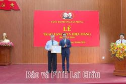 Phường T&acirc;n Phong trao tặng Huy hiệu Đảng dịp Quốc kh&aacute;nh 2/9
