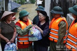 Tình người trong bão lũ