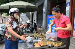 Dịch vụ gói bánh “hút khách” dịp rằm tháng Bảy