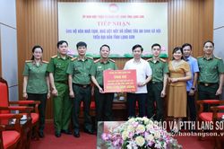 C&ocirc;ng an tỉnh Lạng Sơn trao kinh ph&iacute; ủng hộ chương tr&igrave;nh x&oacute;a nh&agrave; tạm, nh&agrave; dột n&aacute;t