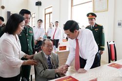 Đại tướng Phan Văn Giang trao huy hiệu 80 năm tuổi Đảng đợt 2/9 tại Lạng Sơn