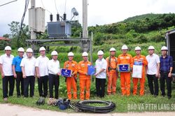 C&ocirc;ng đo&agrave;n Tổng c&ocirc;ng ty Điện lực miền Bắc thăm, tặng qu&agrave; c&aacute;n bộ, nh&acirc;n vi&ecirc;n Điện lực Chi Lăng