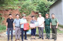 Thăm, trao quà hỗ trợ người dân bị ảnh hưởng bởi bão số 4