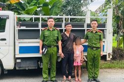 Công an xã Lương Thịnh bàn giao bé gái đi lạc về với gia đình