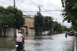 Đoạn đường trung tâm đô thị chưa có hệ thống thoát nước