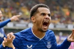 Man City cạnh tranh Arsenal nhằm sở hữu Iliman Ndiaye từ Everton với giá 80 triệu bảng
