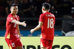 Tiền vệ Nguyễn Quang Hải chính thức vượt Lê Công Vinh, lập cú đúp kỷ lục lịch sử