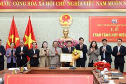 Trao tặng Huy hiệu 35 năm tuổi Đảng cho đồng chí Dương Khắc Mai