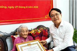 Ph&oacute; B&iacute; thư Thường trực Tỉnh ủy Đặng Hồng Sỹ trao Huy hiệu 80 năm tuổi Đảng cho đảng vi&ecirc;n L&acirc;m Thị Xu&acirc;n Mai