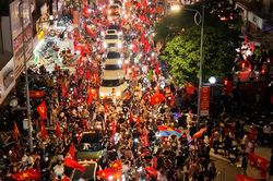 Người h&acirc;m mộ b&oacute;ng đ&aacute; Ninh B&igrave;nh xuống đường ăn mừng chiến thắng của tuyển Việt Nam