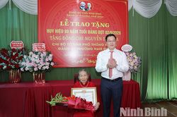 Đồng ch&iacute; Ph&oacute; B&iacute; thư Thường trực Tỉnh ủy Trần Đăng Quỳnh trao tặng Huy hiệu 80 năm tuổi Đảng cho đảng vi&ecirc;n phường Nam Định