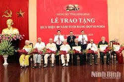 Đồng ch&iacute; Chủ nhiệm Ủy ban Kiểm tra Trung ương Trần Sỹ Thanh trao tặng Huy hiệu 80 năm tuổi Đảng cho đảng vi&ecirc;n l&atilde;o th&agrave;nh tỉnh Ninh B&igrave;nh