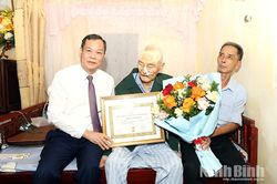 Đồng ch&iacute; Ph&oacute; B&iacute; thư Tỉnh ủy, Chủ tịch HĐND tỉnh L&ecirc; Quốc Chỉnh trao tặng Huy hiệu 80 năm tuổi Đảng cho đảng vi&ecirc;n x&atilde; Minh Th&aacute;i