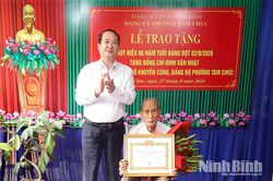 Đồng chí Phó Bí thư Tỉnh ủy, Trưởng Đoàn ĐBQH tỉnh Mai Văn Tuất trao tặng Huy hiệu 80 năm tuổi Đảng cho đảng viên tại phường Tam Chúc và xã Bình Mỹ