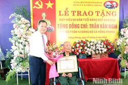 Đồng chí Phó Bí thư Tỉnh ủy, Chủ tịch HĐND tỉnh Lê Quốc Chỉnh trao tặng Huy hiệu 80 năm tuổi Đảng cho các đảng viên lão thành