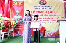 Đồng ch&iacute; Ph&oacute; B&iacute; thư Tỉnh ủy, Chủ tịch Ủy ban MTTQ Việt Nam tỉnh Đinh Thị Lụa trao tặng Huy hiệu 80 năm tuổi Đảng tại c&aacute;c x&atilde; Nh&acirc;n H&agrave;, Bắc L&yacute;, Nam L&yacute;