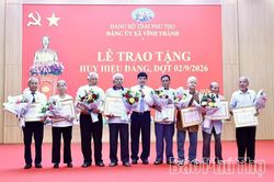 X&atilde; Vĩnh Th&agrave;nh trao tặng v&agrave; truy tặng Huy hiệu Đảng cho 112 đảng vi&ecirc;n