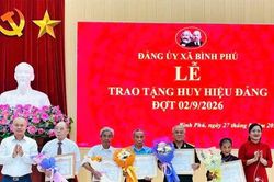 93 đảng vi&ecirc;n x&atilde; B&igrave;nh Ph&uacute; được trao tặng Huy hiệu Đảng