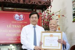 Chủ tịch UBND tỉnh Trần Duy Đ&ocirc;ng trao Huy hiệu 80 năm tuổi Đảng tặng hai đảng vi&ecirc;n l&atilde;o th&agrave;nh phường Việt Tr&igrave;