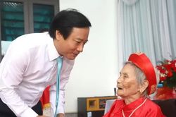 Ph&oacute; B&iacute; thư Tỉnh ủy Nguyễn Mạnh Sơn trao Huy hiệu 80 năm tuổi Đảng tại x&atilde; Ph&uacute; Mỹ v&agrave; Ho&agrave;ng Cương