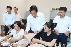 Ph&oacute; B&iacute; thư Tỉnh ủy Nguyễn Mạnh Sơn kiểm tra việc số h&oacute;a hồ sơ đảng vi&ecirc;n tại Đảng bộ x&atilde; Ho&agrave;ng Cương
