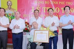 Ph&oacute; B&iacute; thư Tỉnh ủy, Chủ tịch HĐND tỉnh B&ugrave;i Đức Hinh trao tặng Huy hiệu 80 năm tuổi Đảng