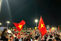 Người dân Quảng Trị mừng chiến thắng của đội tuyển bóng đá Việt Nam