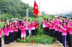 Sáng ánh điện, xanh núi đồi biên cương