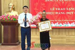 Đồng chí Phó Chủ tịch UBND tỉnh trao Huy hiệu Đảng tại xã Mường Sại