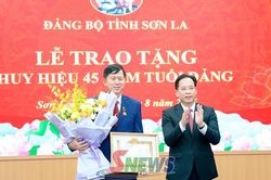Đồng chí Bí thư Tỉnh ủy trao tặng Huy hiệu 45 năm tuổi Đảng cho đồng chí Cầm Ngọc Minh