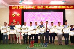 Tường Hạ c&oacute; 20 đảng vi&ecirc;n được trao tặng Huy hiệu Đảng đợt 2/9