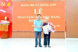 Trưởng ban Tổ chức Tỉnh ủy Trần Quang Minh trao Huy hiệu Đảng cho các đảng viên lão thành tại Đảng bộ xã Hồng Sơn