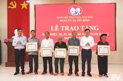 Trao Huy hiệu Đảng đợt 2-9 cho 17 đảng viên tại xã Yên Bình