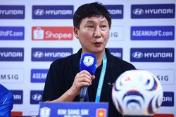 HLV Kim Sang-sik ngỡ ng&agrave;ng v&igrave; li&ecirc;n tiếp v&ocirc; địch c&ugrave;ng b&oacute;ng đ&aacute; Việt Nam