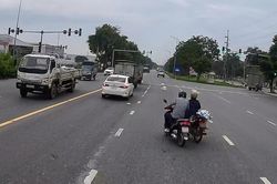 Nữ t&agrave;i xế xe m&aacute;y liều lĩnh cắt ch&eacute;o 3 l&agrave;n, tạt đầu, vượt đ&egrave;n đỏ giữa phố