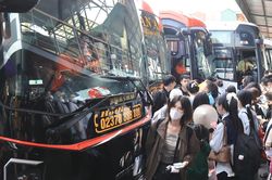 Cận kỳ nghỉ 2/9: Nhiều tuyến xe kh&aacute;ch 'ch&aacute;y' v&eacute;, kh&aacute;ch dồn v&agrave;o ng&agrave;y đầu