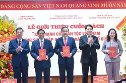 Chủ tịch Quốc hội Trần Thanh Mẫn dự Lễ giới thiệu s&aacute;ch 'Sức mạnh của d&acirc;n tộc Việt Nam trong sự nghiệp x&acirc;y dựng v&agrave; bảo vệ Tổ quốc'