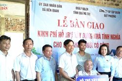 Đoàn ĐBQH tỉnh Quảng Trị trao 200 triệu đồng hỗ trợ xây nhà cho gia đình chính sách