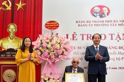Thành ủy Hà Nội trao Huy hiệu 80 năm tuổi Đảng tại nhà riêng cho đảng viên lão thành Nguyễn Huynh
