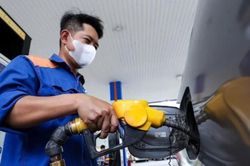 Gi&aacute; xăng giảm, E10RON95-III c&ograve;n 22.602 đồng/l&iacute;t