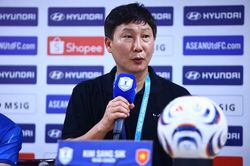 HLV Kim Sang Sik: 'T&ocirc;i vỡ &ograve;a cảm x&uacute;c, gục xuống sau khi hết trận'