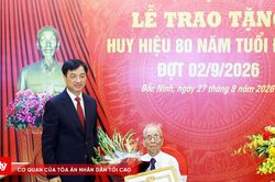 Trưởng Ban Tổ chức Trung ương trao tặng Huy hiệu 80 năm tuổi Đảng tại Bắc Ninh