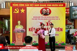 Chi bộ TAND khu vực 6 - Sơn La kết nạp đảng viên mới