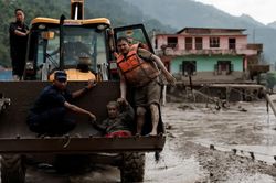 Lở đất và lũ quét kinh hoàng tại biên giới Nepal - Trung Quốc