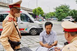 Ng&agrave;y đầu tổng kiểm so&aacute;t giao th&ocirc;ng ở H&agrave; Nội: 267 xe kh&aacute;ch, xe tải bị xử phạt
