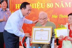 Trao tặng Huy hiệu 80 năm tuổi Đảng cho 3 đảng vi&ecirc;n l&atilde;o th&agrave;nh