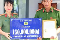 Đồng Th&aacute;p trao nh&agrave; của Bộ C&ocirc;ng an tặng c&aacute;n bộ, chiến sĩ