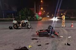 Va chạm xe đầu k&eacute;o, 2 thanh ni&ecirc;n được cho l&agrave; đang đi 'b&atilde;o' thương vong